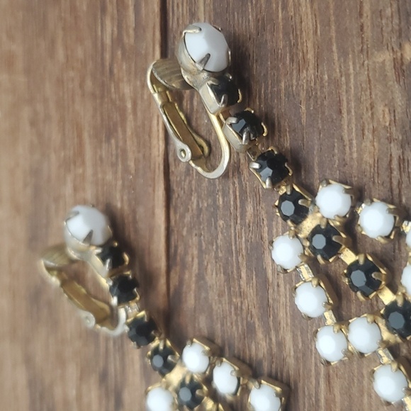 E930 milk‎ glass black & white chandelier clip on earrings missing small stone